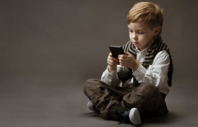 Как отучить ребенка играть в телефон